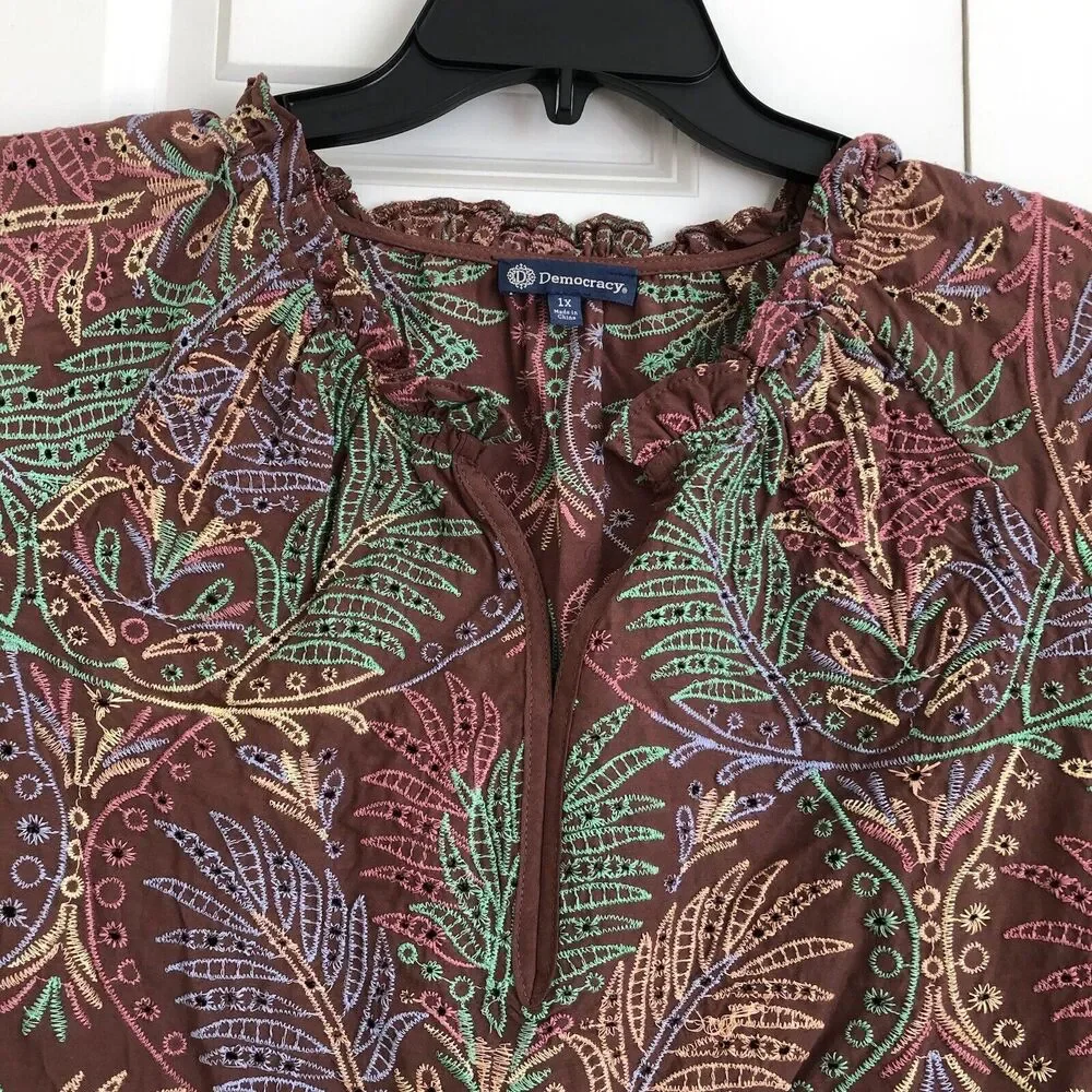 Democracy Women's Top Pullover Short Sleeve Embroidered Leaves Multicolor 160
